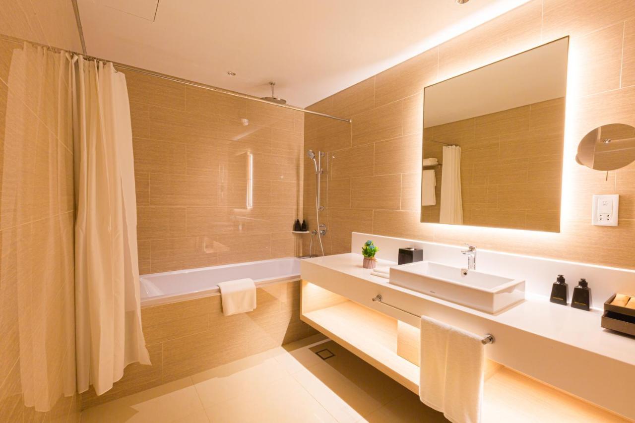 ซีแล็กซ์ โฮเทล แอนด์ เรสซิเดนซ์ Hotel ย่างกุ้ง ภายนอก รูปภาพ