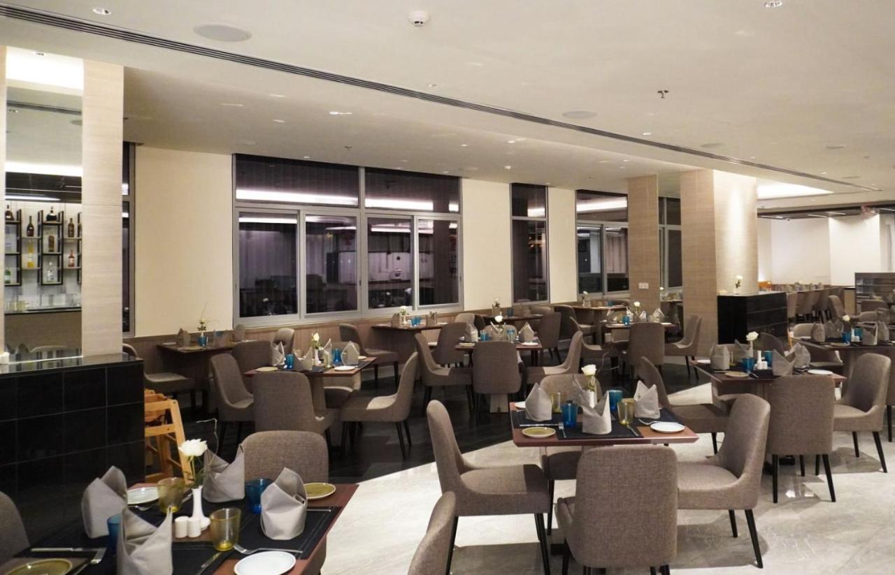 ซีแล็กซ์ โฮเทล แอนด์ เรสซิเดนซ์ Hotel ย่างกุ้ง ภายนอก รูปภาพ
